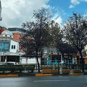 Herberg Clinton, Tirana